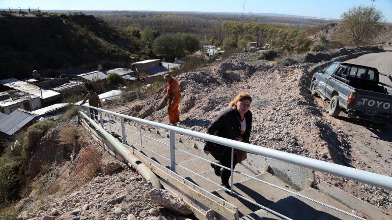 El gobierno provincial construyó una "escalera" para bajar al barrio.