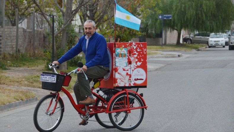 Miguel Savone, presidente de la Biblioteca Hugo Berbel, se reservó para sí el primer viaje de la bicicloteca.
