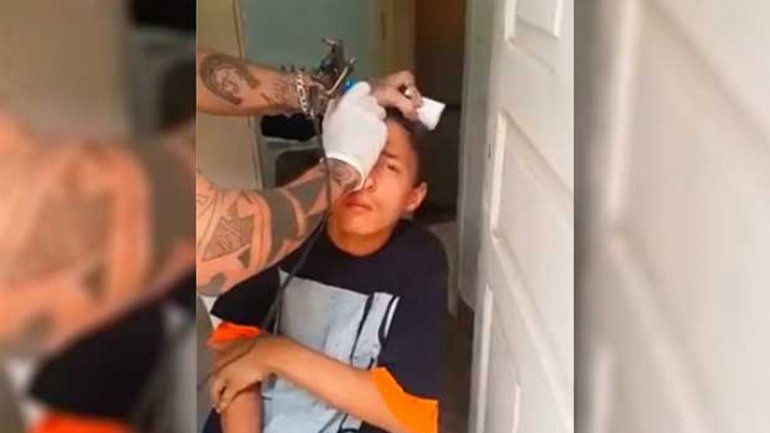 El tatuador y un vecino están presos por torturar a un adolescente.
