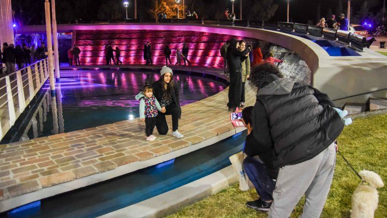 El acto de inauguración tuvo buena concurrencia, con familias enteras buscando sus postales para subir a las redes.