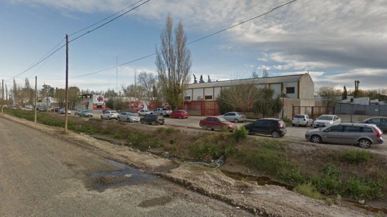 El frigorífico está ubicado sobre calle Bejarano, a metros de la Ruta 22.