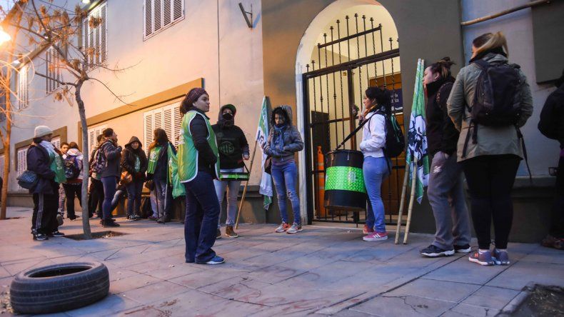 Los estatales nucleados en ATE sitiaron ayer la Casa de Gobierno esperando una respuesta de los funcionarios. 