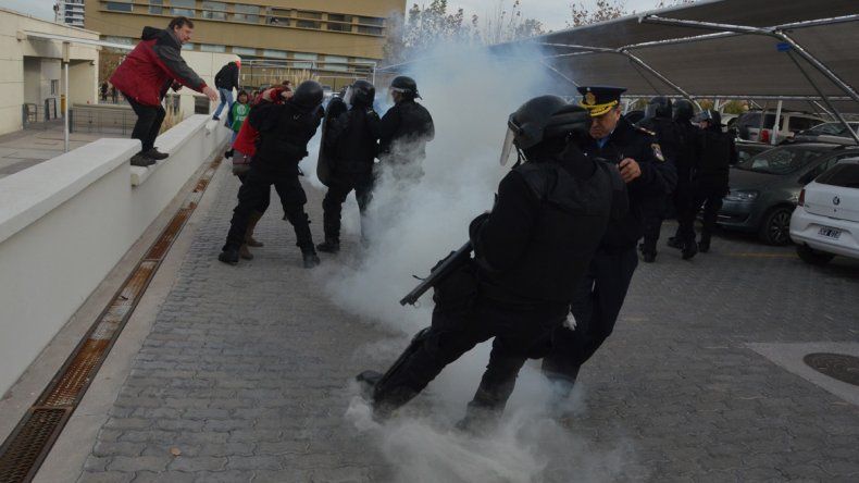 Momentos de extrema tensión se vivieron en las inmediaciones de la Legislatura por una protesta de ATE.