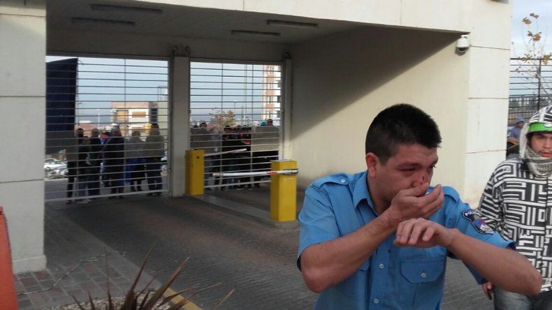 El tabique fracturado de un policía fue una de las consecuencias.