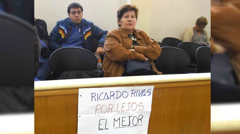 Riva contó con apoyo en el recinto mientras se votó su reelección.