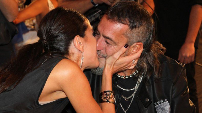 Los camarógrafos de la gala captaron el momento del apasionado beso de la pareja cuando ella ganó en la categoría Revelación.