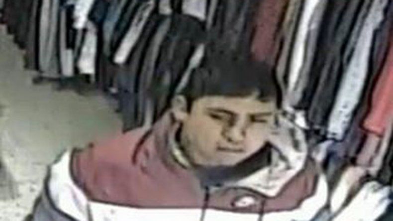 El local está sobre calle Láinez al 300 y se conecta con el que está al lado. Uno vende ropa de mujer y otro, de hombre. El ladrón huyó, pero quedó filmado.