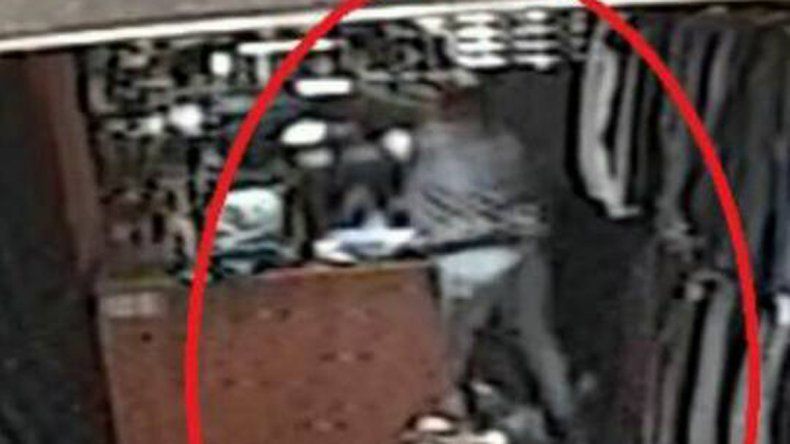 El local está sobre calle Láinez al 300 y se conecta con el que está al lado. Uno vende ropa de mujer y otro, de hombre. El ladrón huyó, pero quedó filmado.