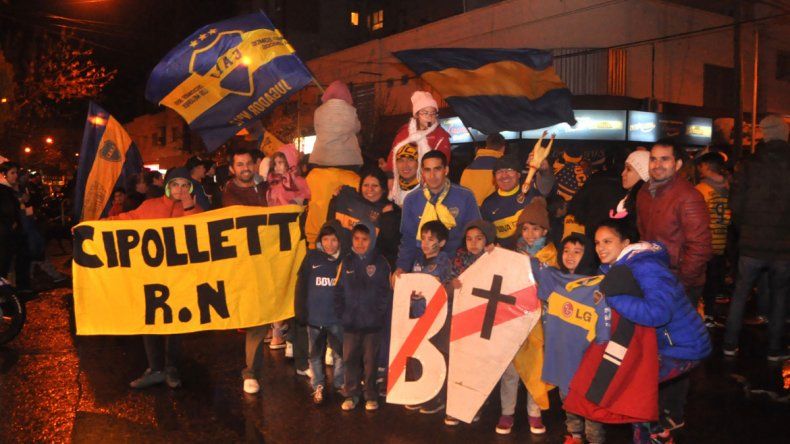 La celebración se hizo sentir fuerte en las calles de Cipolletti, donde los hinchas se acordaron del clásico rival.