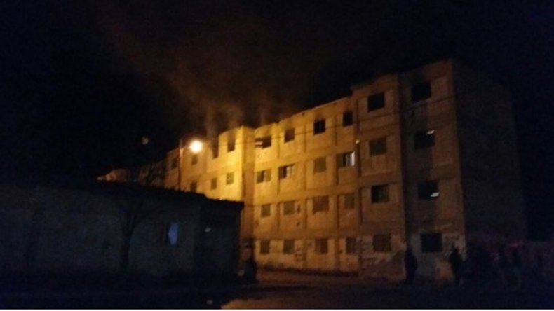 Se incendiaron dos departamentos durante la noche - LMNeuquen.com (Registro)