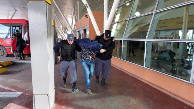 El operativo de Antinarcóticos se realizó ayer en la terminal.