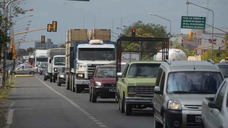 Desde diciembre, una postal de este tipo será sólo un recuerdo. El tránsito pesado irá por la nueva Ruta 22.