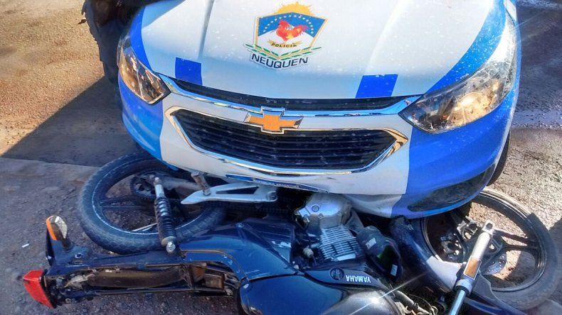 La moto quedó debajo del móvil y la Policía detuvo a los agresores.