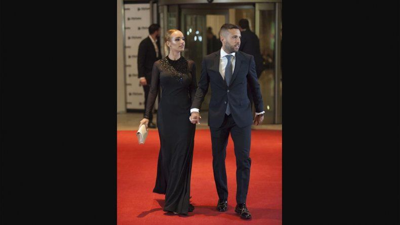 Jordi Alba y su pareja se sumaron a la lista de los vestidos de negro, uno de los tonos más elegidos del casamiento.