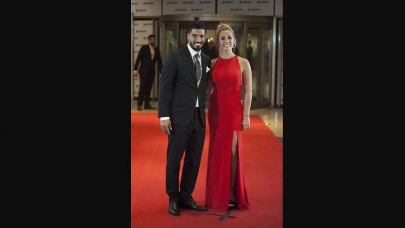 Luis Suárez y Sofía Balbi posaron para los fotógrafos. Ella eligió un vestido color rojo, escote halter con abertura en la falda.