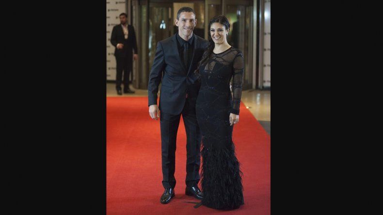 Maxi Rodríguez y su mujer se inclinaron por un look total black.