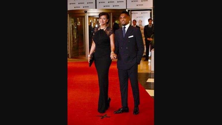 Samuel Eto o y su mujer, Georgette, también dijeron presente en la gran fiesta. El jugador camerunés eligió un traje cruzado en color azul, uno de los tonos tendencia a nivel internacional. Su mujer apostó por un vestido negro con escote halter y encaje.&