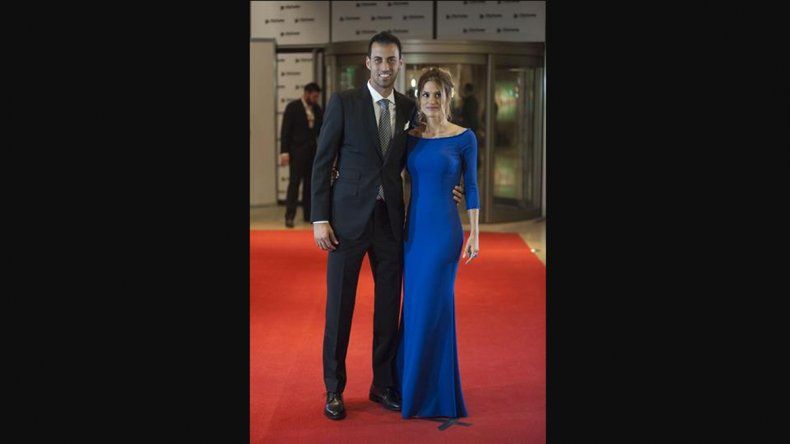 Sergio Busquets y su mujer cruzaron la alfombra roja abrazados. Su mujer apostó por un vestido de mangas largas en color azul klein.