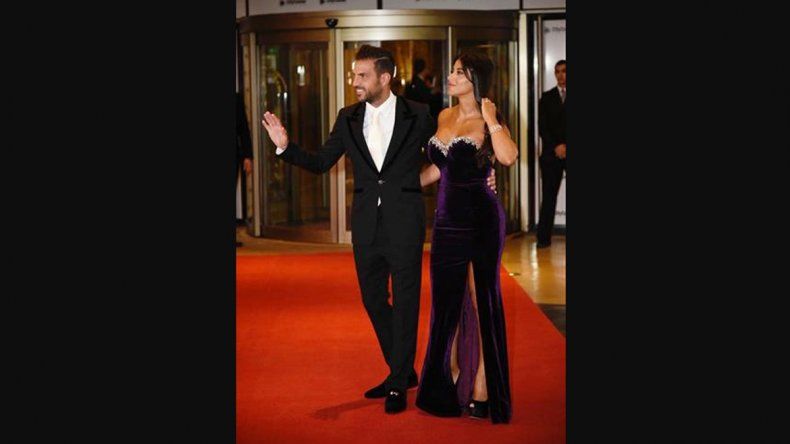 Cesc Fabregas sorprendió con un diseño con corbata blanca, terciopelo en la solapa y bordado en la parte trasera del saco, mientras que su mujer, Daniella Semann eclipsó con una pieza corte corazón en velvet violeta.