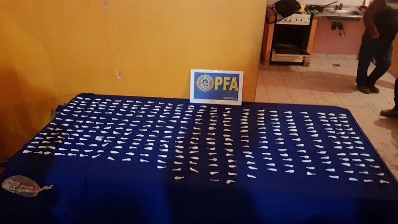 En los procedimientos realizados secuestraron dinero y cientos de dosis de cocaína, y hasta se encontró un sistema de monitoreo en un búnker narco.