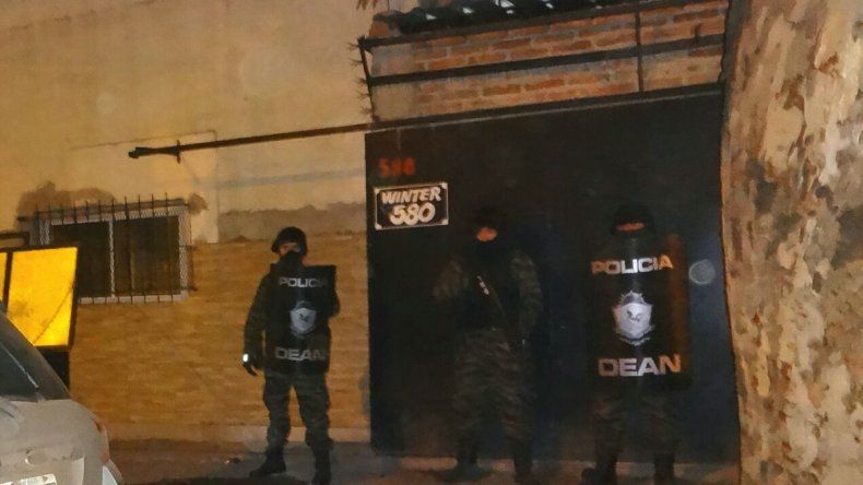 Antinarcóticos de la policía neuquina en acción en Winter y Libertad.