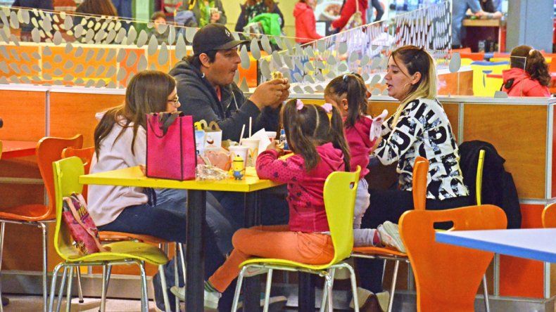 El cine, los pochoclos y las papas fritas son parte de las opciones para las vacaciones invernales en familia.