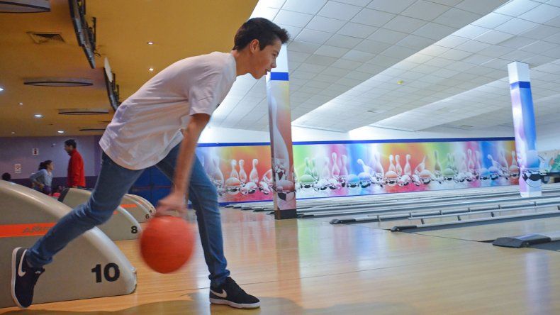 El bowling es un atractivo para chicos y grandes en el paseo.