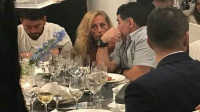 Durante la cena, Cristiana y Diego hablaron cordialmente y hasta se sentaron uno al lado del otro.
