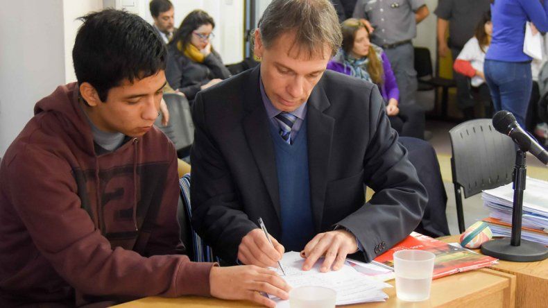 Francisco Puelpan, en libertad, con su defensor Leandro Seisdedos.