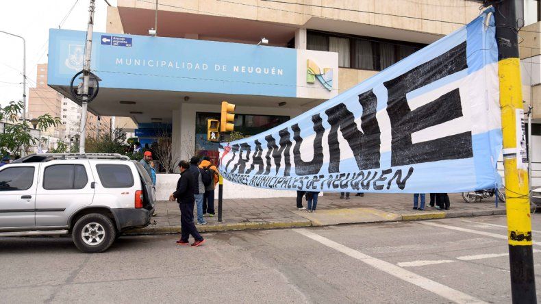 Sitramune se manifestó hoy en el Municipio y cortó la Avenida Argentina.