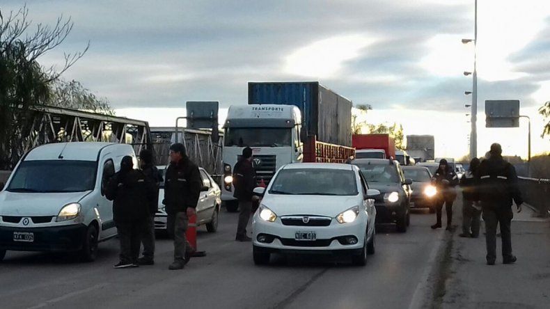 Volanteada en los puentes que unen Neuquén con Cipolletti.