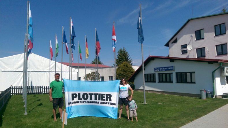 Lista para salir a competir, Paula Drazul, en el Mundial de República Checa, adonde viajó con un gran equipo: su familia, la que siempre la acompaña. Orgullosa de representar al país.