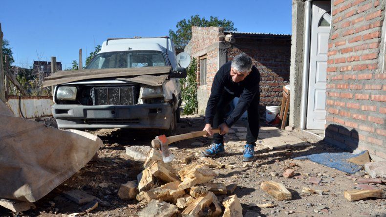 Los vecinos de Valentina Norte entran en calor hachando la leña que luego usan para protegerse del crudo invierno neuquino.