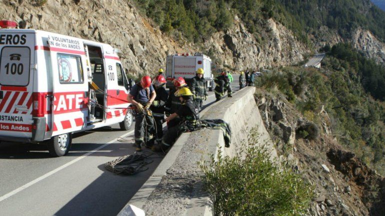 Un ciclista perdió el equilibrio y cayó por un precipicio de 100 metros