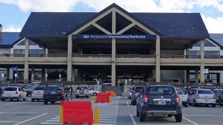 El aeropuerto de Bariloche está en alerta por la llega de un vuelo desde Brasil.