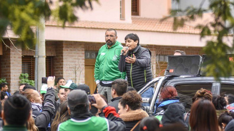 Ayer al mediodía, en plena calle, Quintriqueo encabezó la asamblea que definió la modalidad de la protesta.