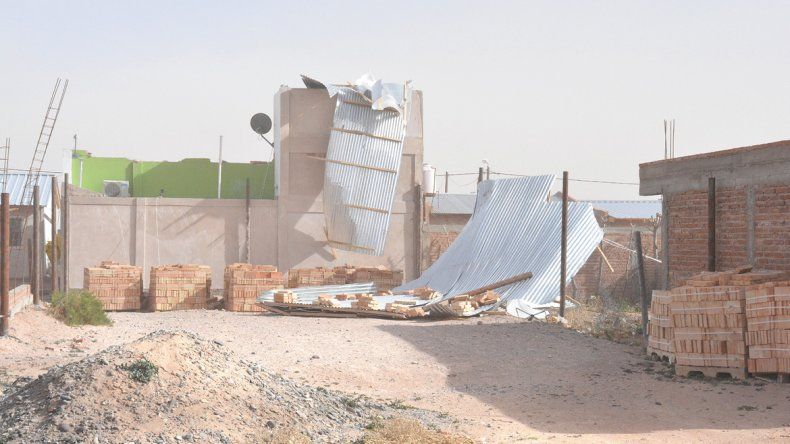 Los techos fueron arrasados por el viento, que alcanzó los 140 km/h.