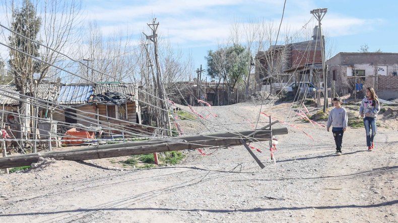 Un poste que permanecía caído ayer en el oeste de la ciudad.