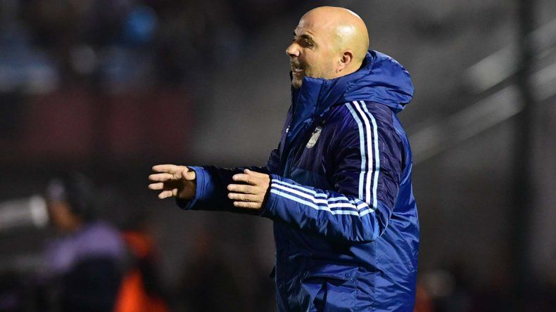 Jorge Sampaoli debutó con un empate ante Uruguay en el Centenario.