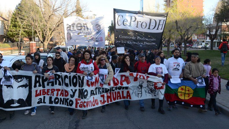 Otro sector de la marcha se dirigió hasta gendarmería nacional.