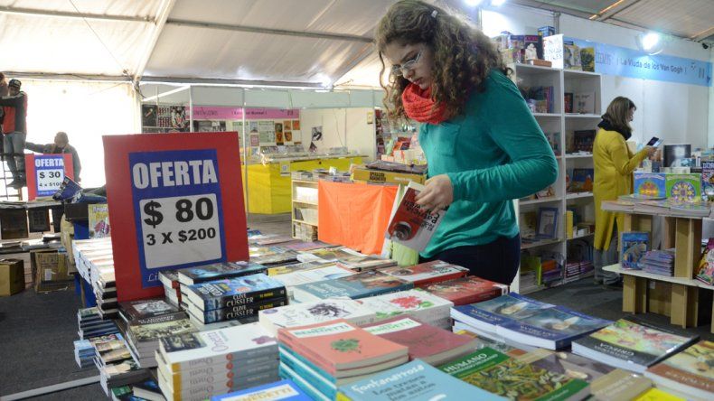 Los primeros visitantes de la feria se mostraron interesados en las promociones de libros que ofrecen los stands.