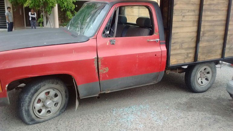 El vehículo, con la cubierta totalmente desinflada, también terminó con los vidrios rotos.