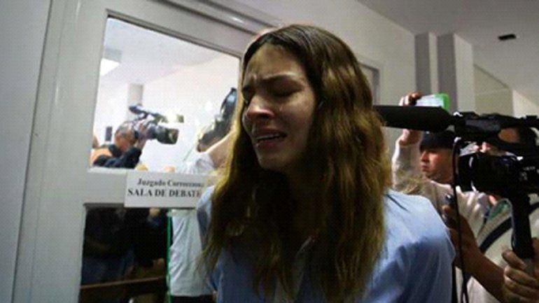 <p>Julieta Silva acongojada mientras la trasladan nuevamente a prisión. </p>