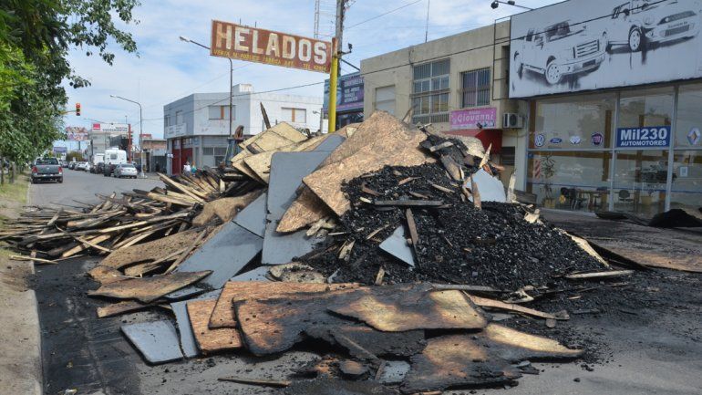 Restos. La calle quedó cubierta de escombros.
