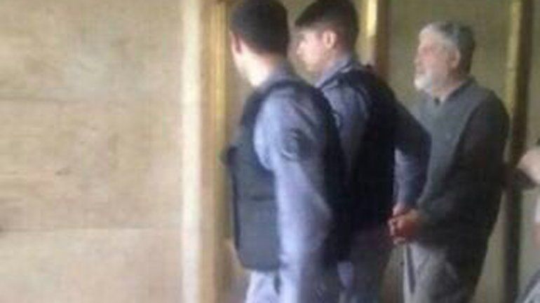 La Cámara baja le quitó los fueros por unanimidad y Gendarmería lo fue a buscar a su casa pero no lo encontró.