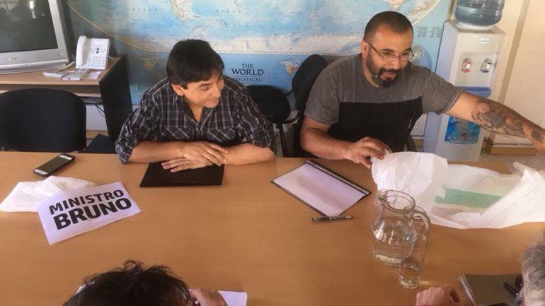 Los representante de ATE llevaron pañales a la reunión.