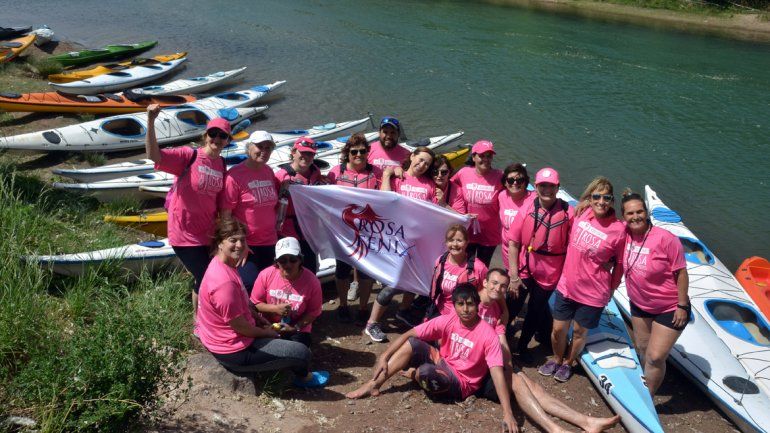 El grupo Rosa Fénix que participó ayer de la regata en el río Limay.