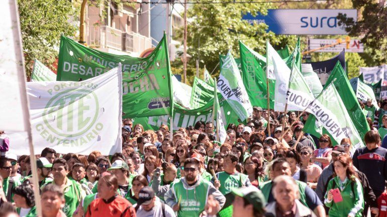 La CTA marchó ayer hasta Casa de Gobierno. Hay una cruzada para defender al ISSN con apoyo del Gobierno.