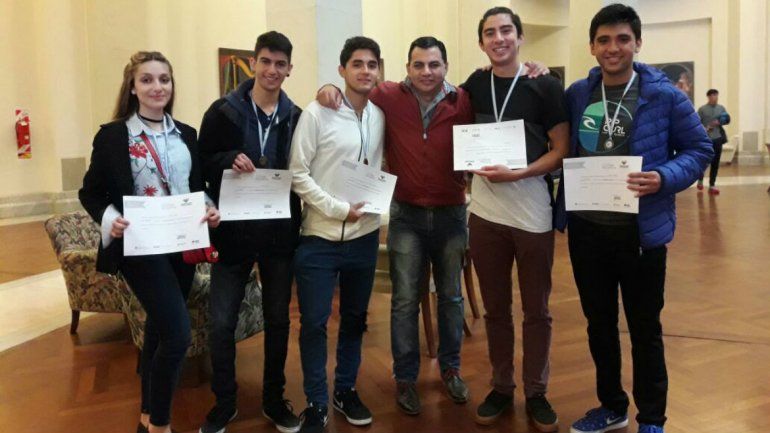 <div>De izquierda a derecha: Paula Iommi, Gonzalo Perez, Nicolas Perez, Prof. Elias Ledes, Araya Andres, Matias Rivero - Olimpiadas Nacionales de Construcciones (Mención Especial)</div>