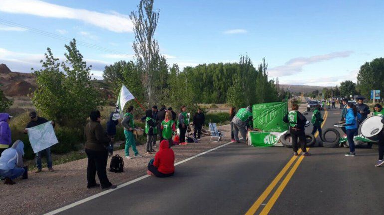 Sobre la Ruta 237, en Piedra del Águila también cortan la calzada.